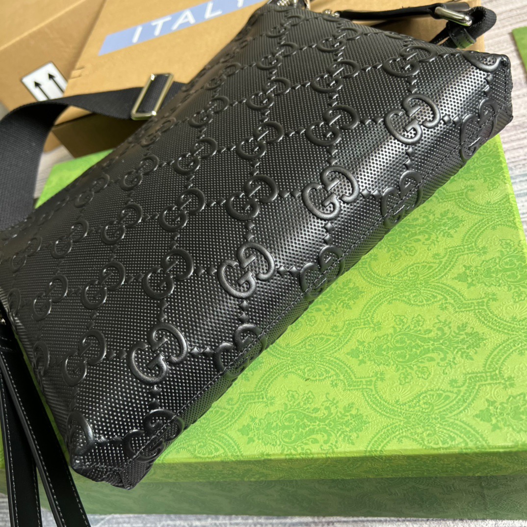 Gvc*1 GG Embossed Medium Messenger Bag Black GG Embossed For Men 12in/31cm GG 696009 1W3CN 1000