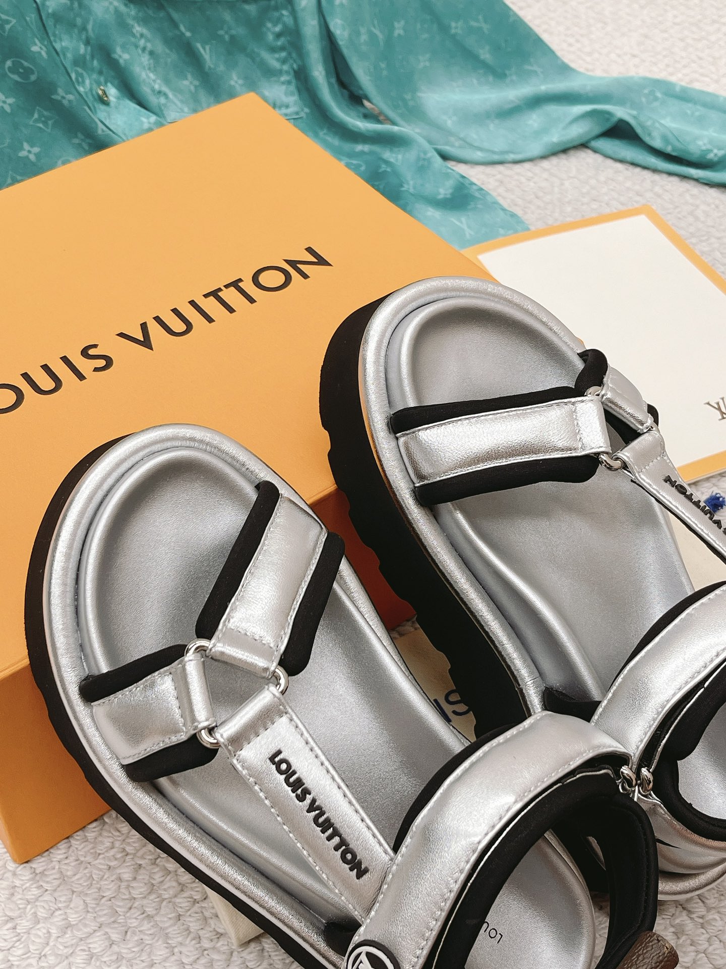 L0vis Vvtt0n Women’s Pool Pillow Flatform Comfort Sandal Sliver For Women LV 1AACHA