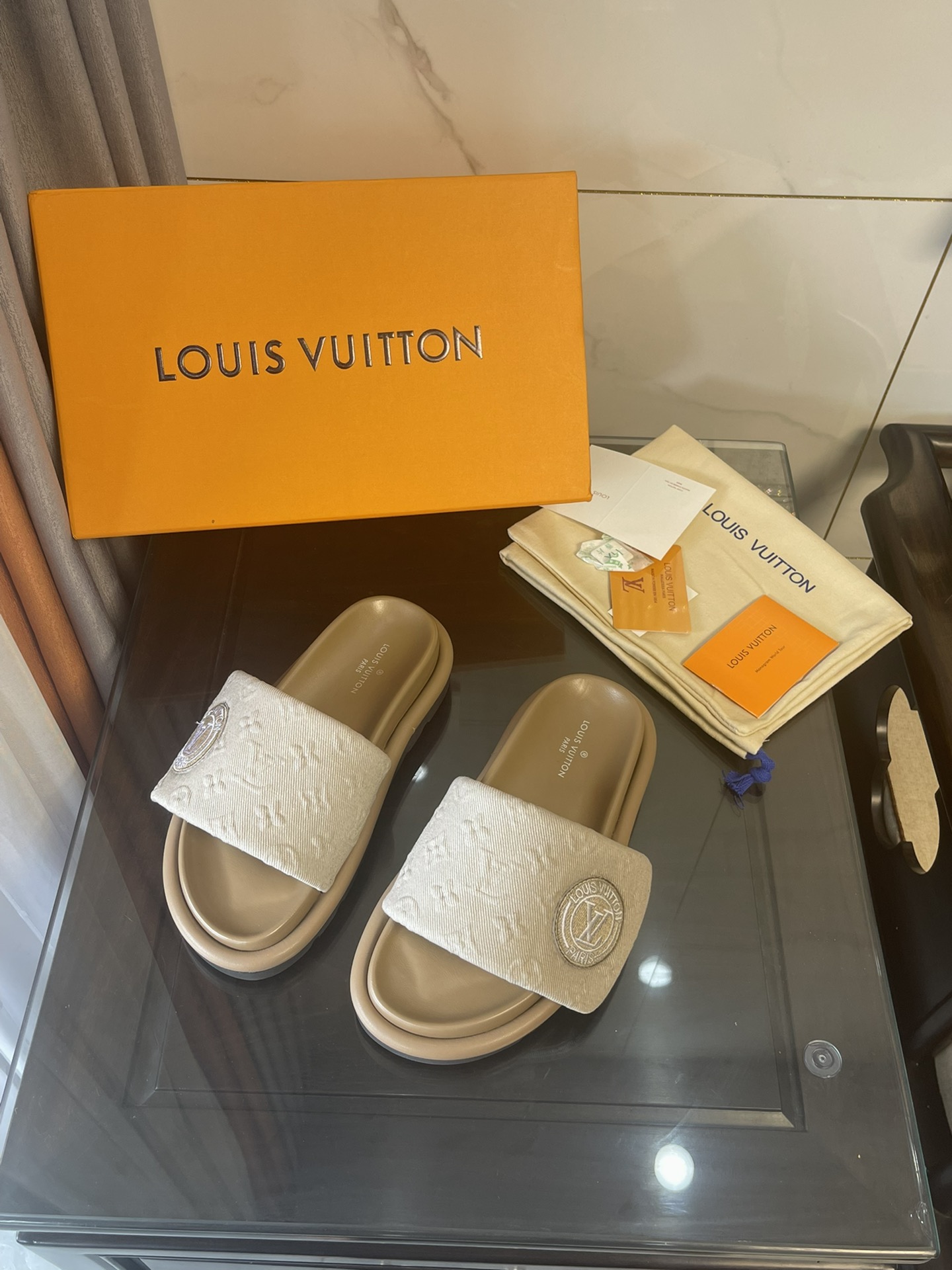 L0vis Vvtt0n Women’s Pool Pillow Comfort Flat Mule Beige For Women LV