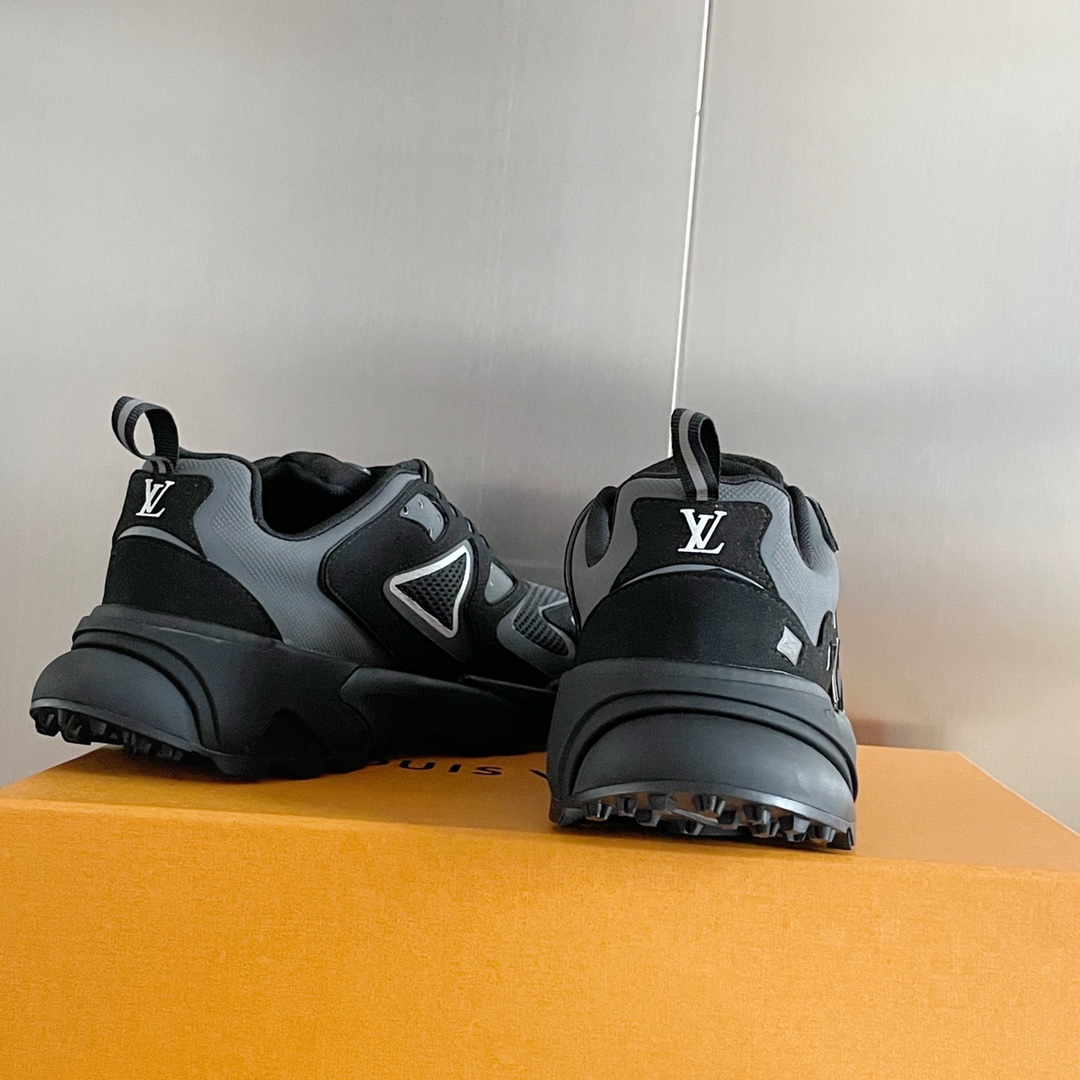 L0vis Vvtt0n Men’s LV Runner Tatic Sneaker Black For Men LV 1A9UNT