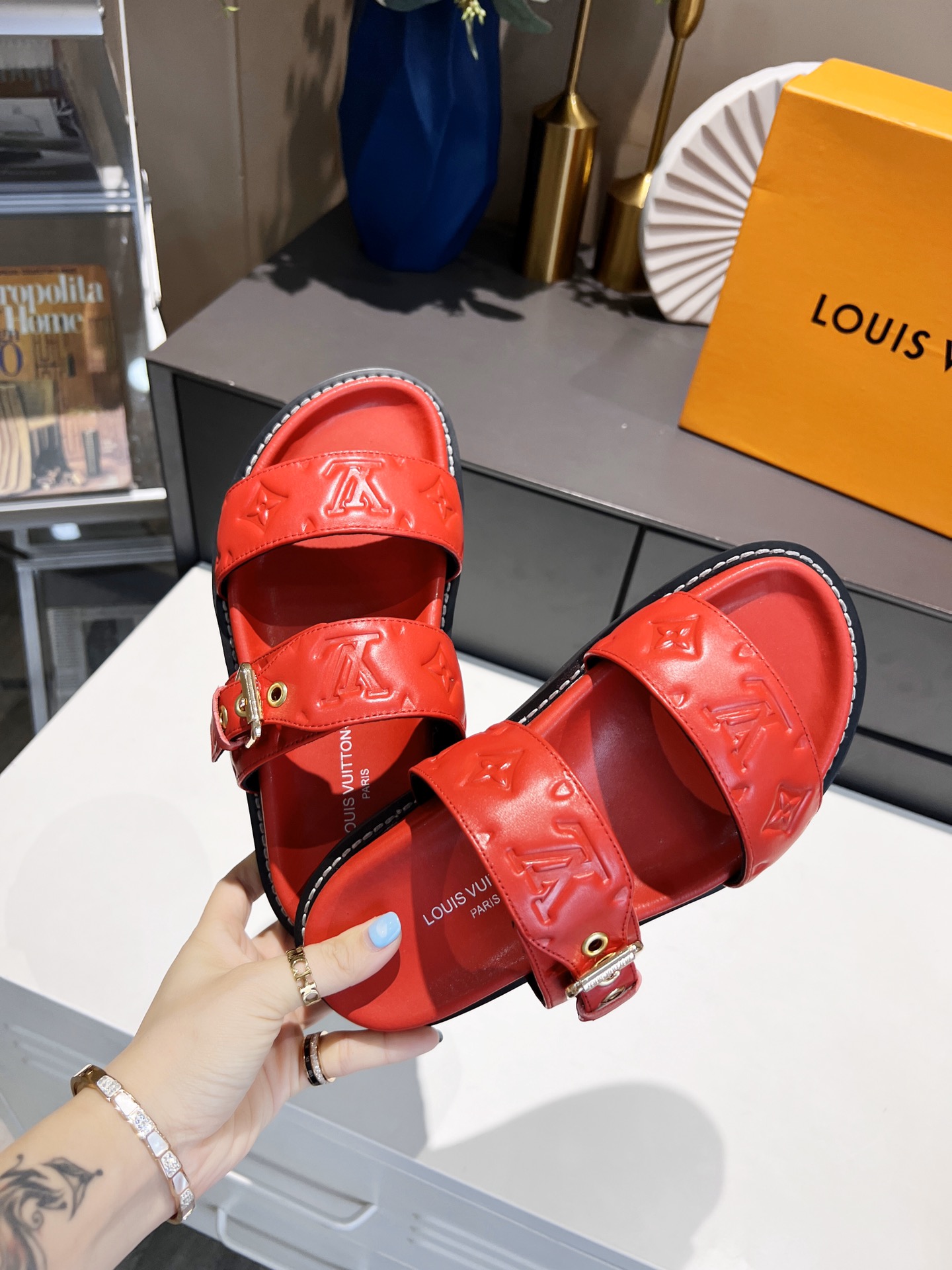 L0vis Vvtt0n Women’s Bom Dia Flat Mule Red For Women LV