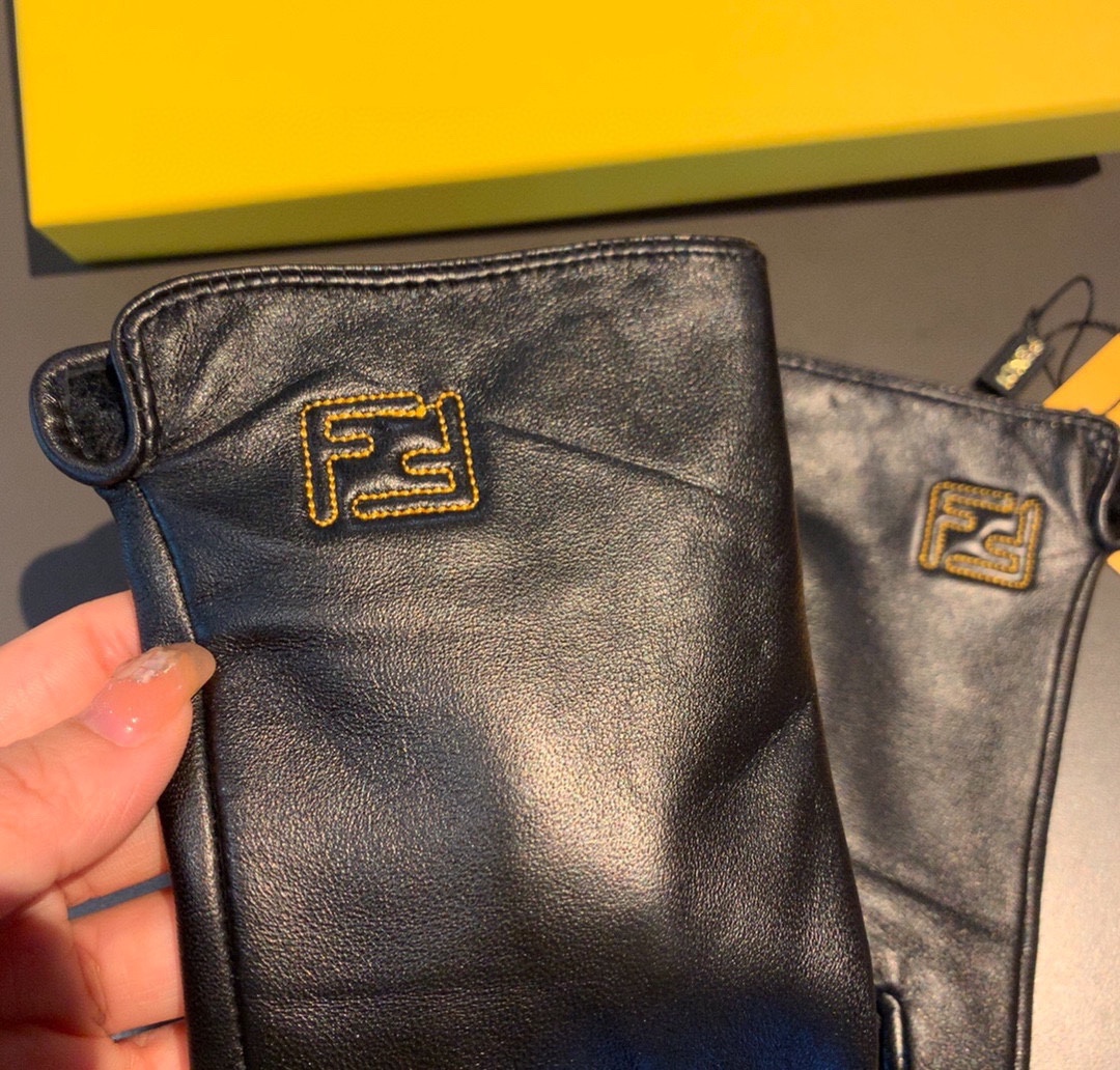 F**di Gloves In Black