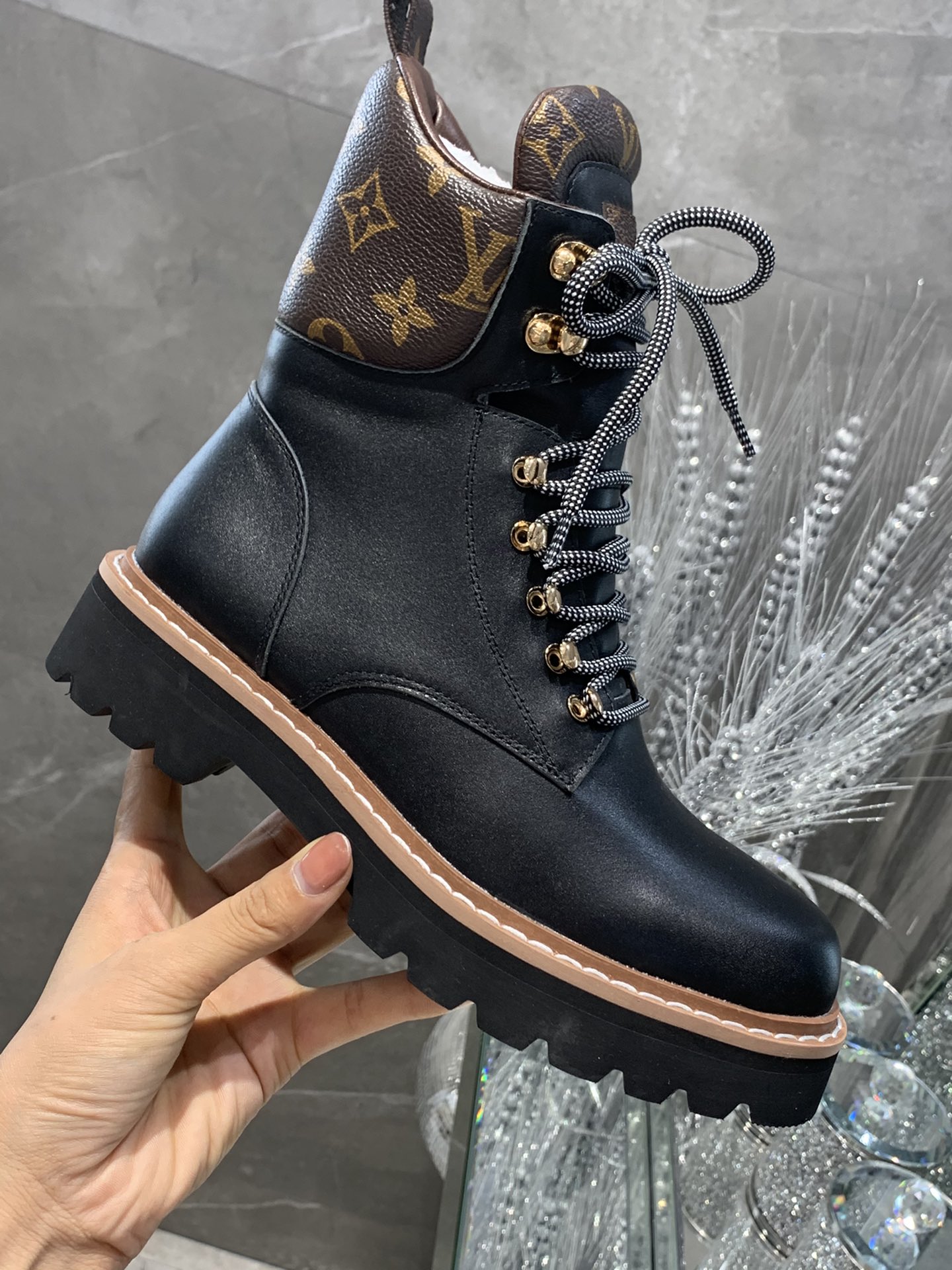L0vis Vvtt0n Women’s Territory Flat Military Boots Black For Women LV 1A958N