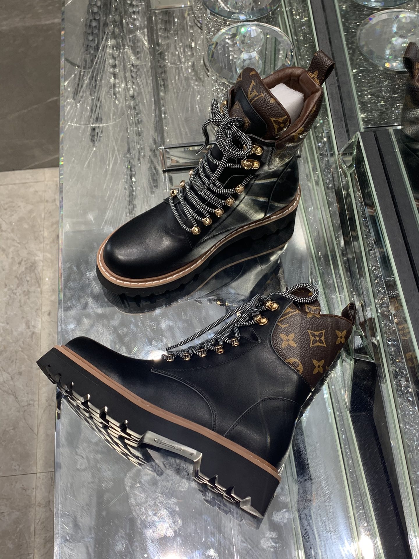 L0vis Vvtt0n Women’s Territory Flat Military Boots Black For Women LV 1A958N