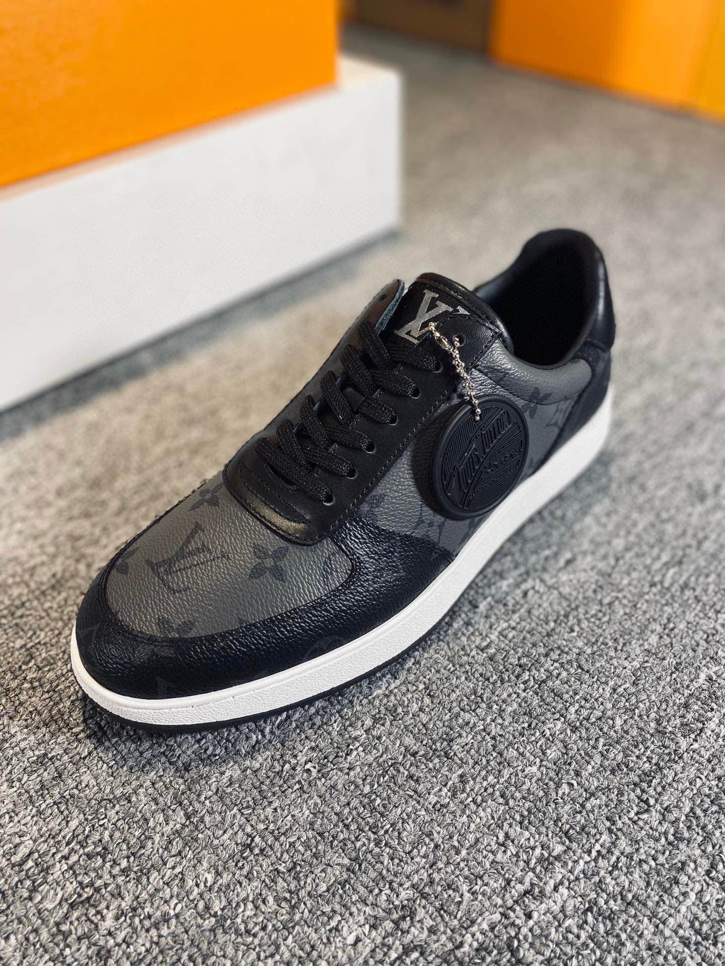L0vis Vvtt0n Rivoli Sneaker Black For Men LV 1A8EB5