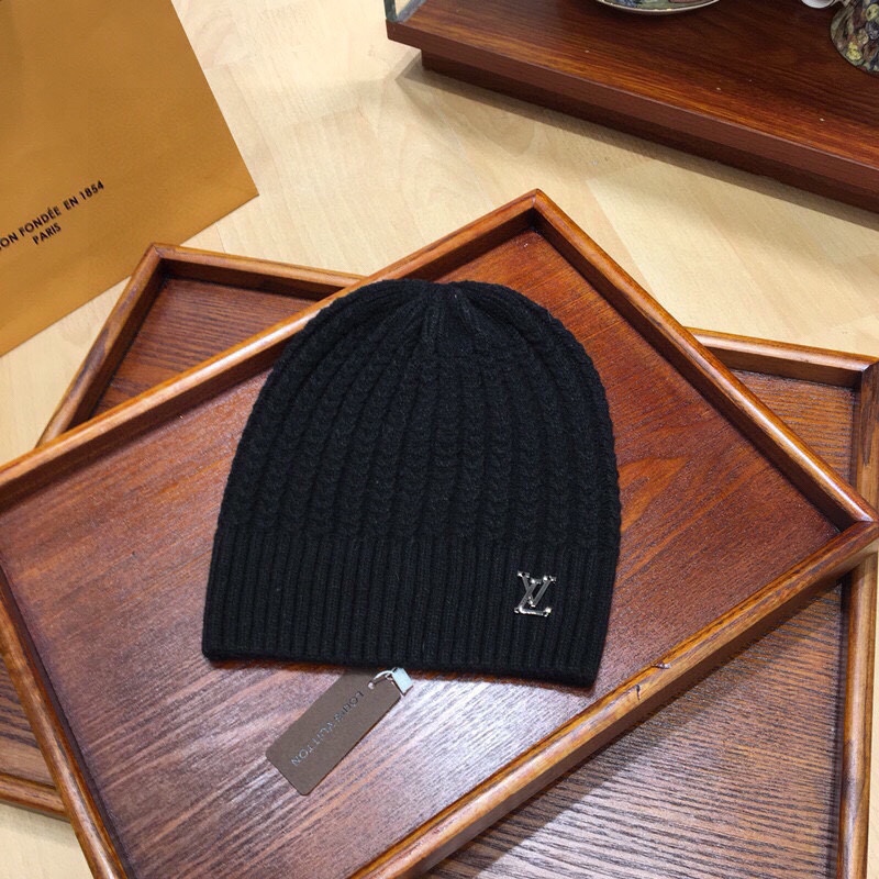 L0vis Vvtt0n Beanie & Scarf Set In Black