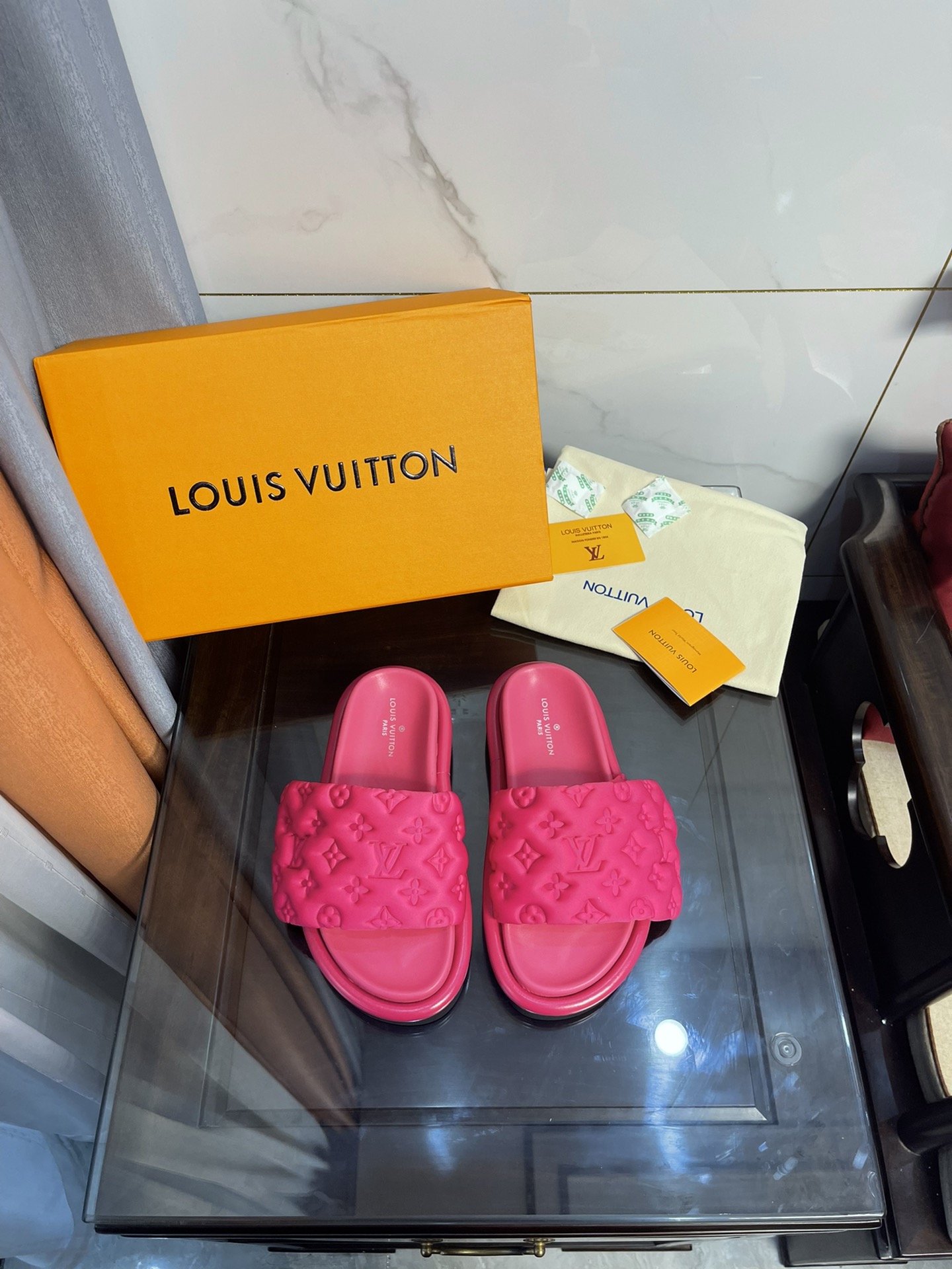 L0vis Vvtt0n Women’s Pool Pillow Comfort Flat Mule Fuchsia Pink For Women LV 1AA1DO