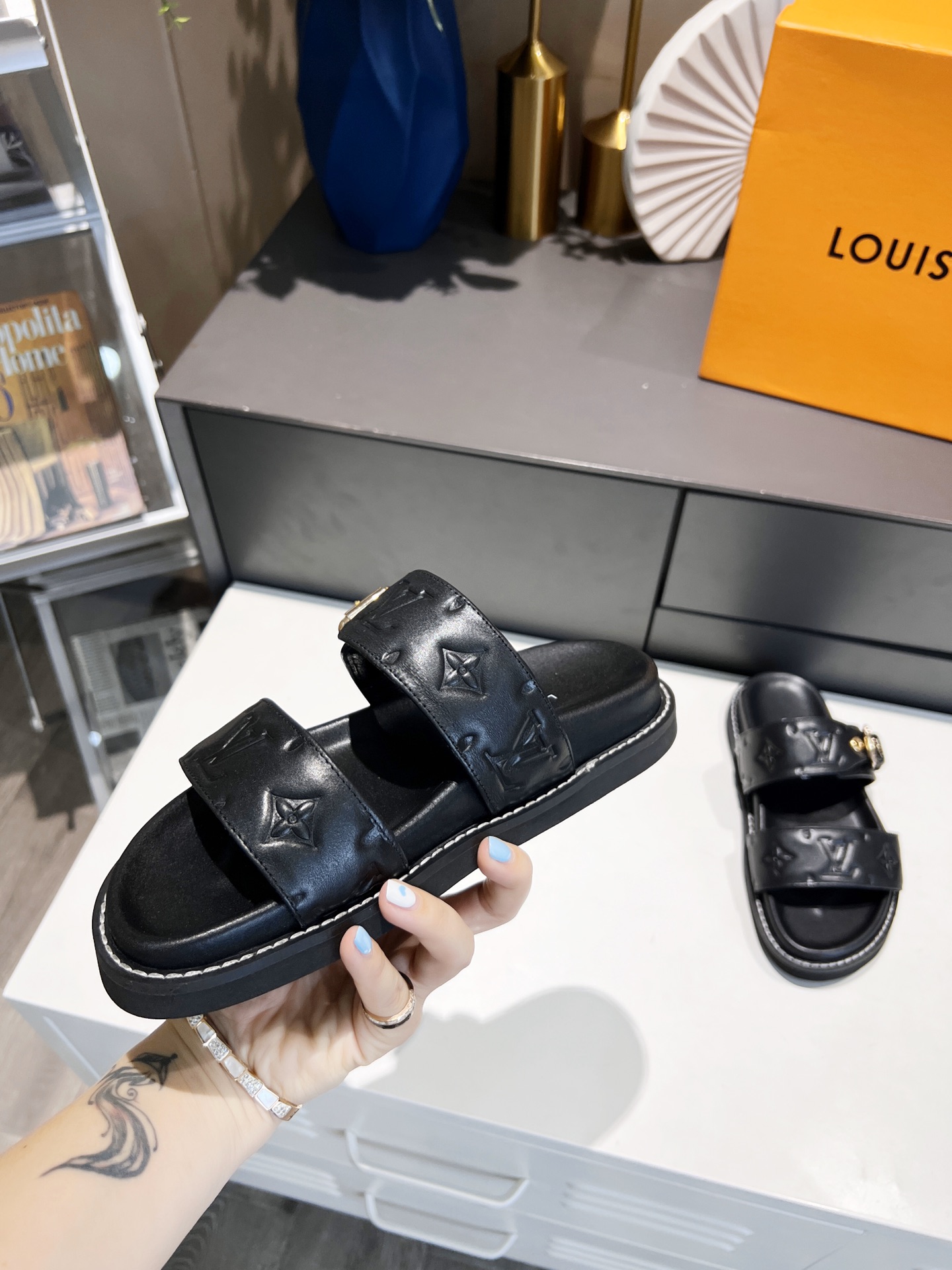 L0vis Vvtt0n Women’s Bom Dia Flat Mule Black For Women LV
