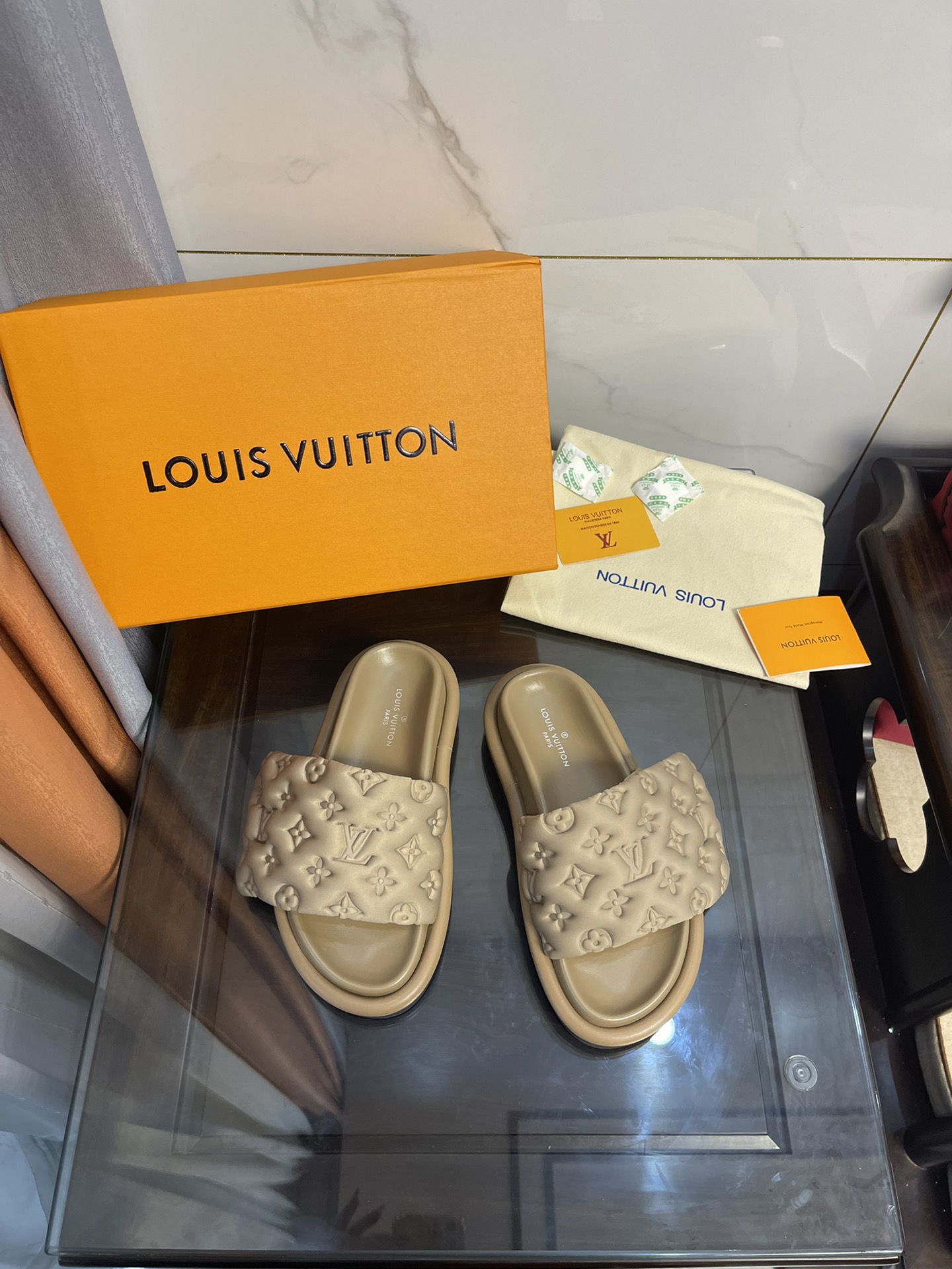 L0vis Vvtt0n Women’s Pool Pillow Comfort Flat Mule Brown For Women LV