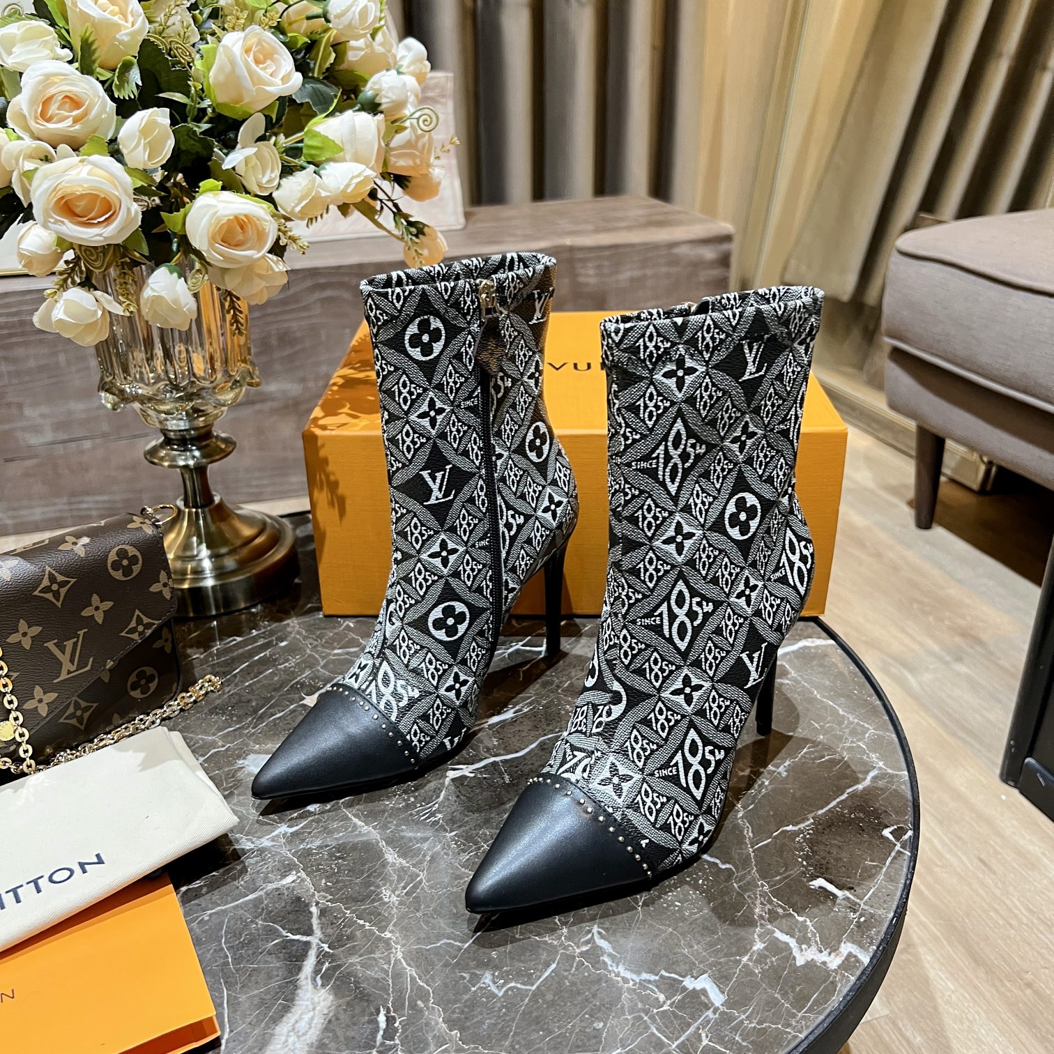 L0vis Vvtt0n Women’s Cherie Ankle Boots White Women LV