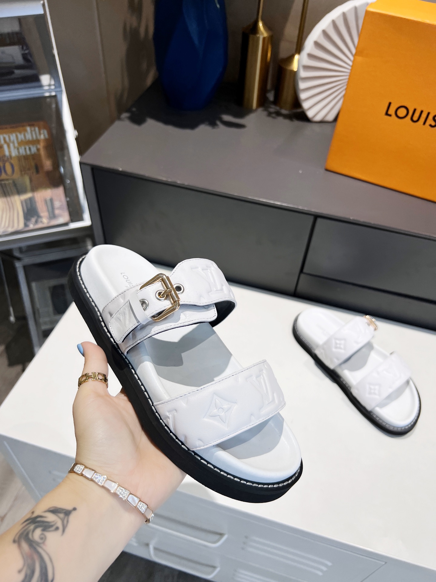 L0vis Vvtt0n Women’s Bom Dia Flat Mule White For Women LV