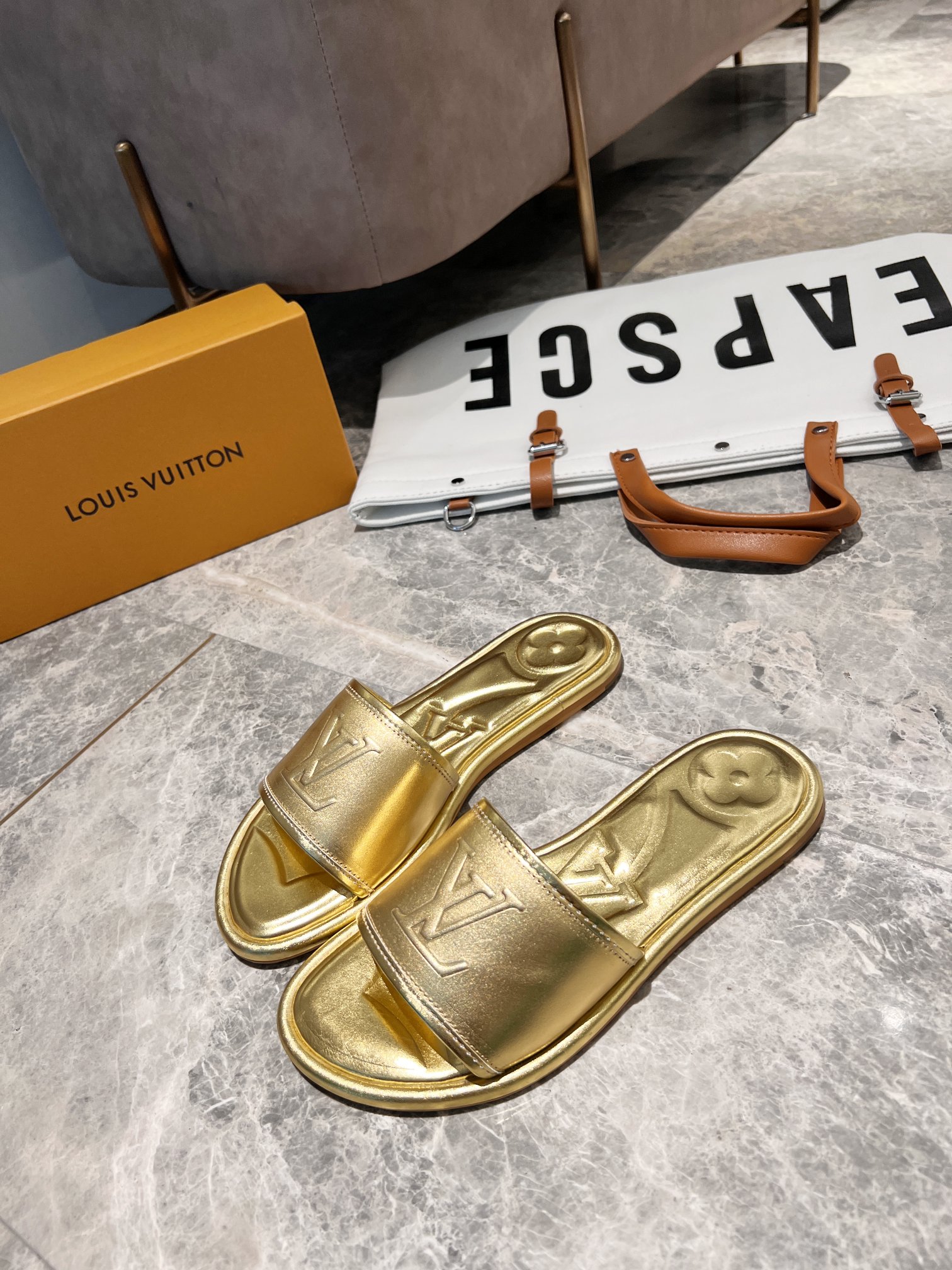 L0vis Vvtt0n Women’s Magnetic Flat Mule Gold For Women LV