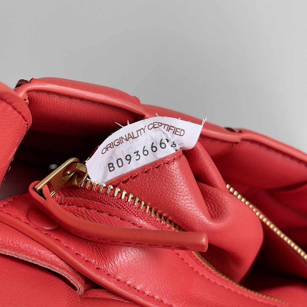 B0tt*ga Ven*ta Small Padded Cassette Red, For Women, Women’s Bags 7.5in/19cm