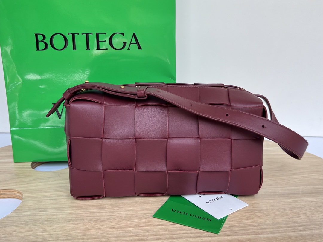 B0tt*ga Ven*ta Brick Cassette Red, For Women, Women’s Bags 11in/28cm