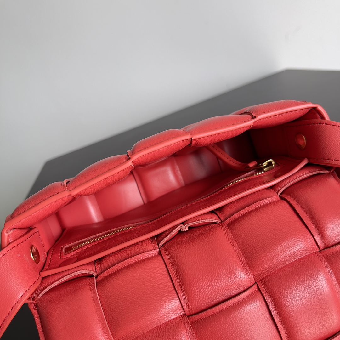B0tt*ga Ven*ta Small Padded Cassette Red, For Women, Women’s Bags 7.5in/19cm
