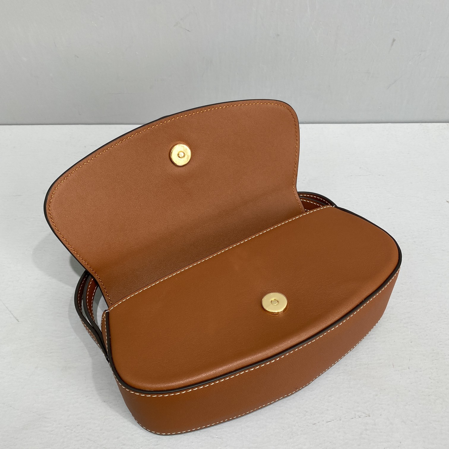 Ce1i*e Clutch On Strap Brown For Women 7in/18cm 10I593DQ1.04LU