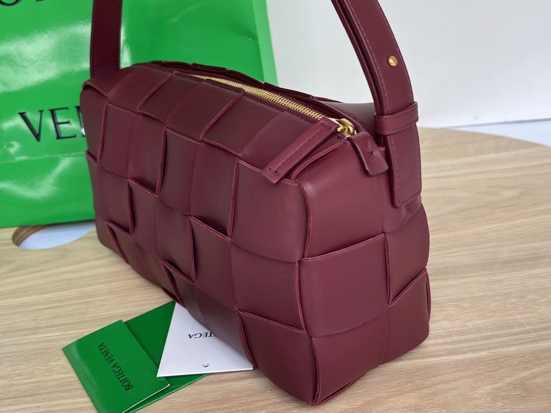 B0tt*ga Ven*ta Brick Cassette Red, For Women, Women’s Bags 11in/28cm